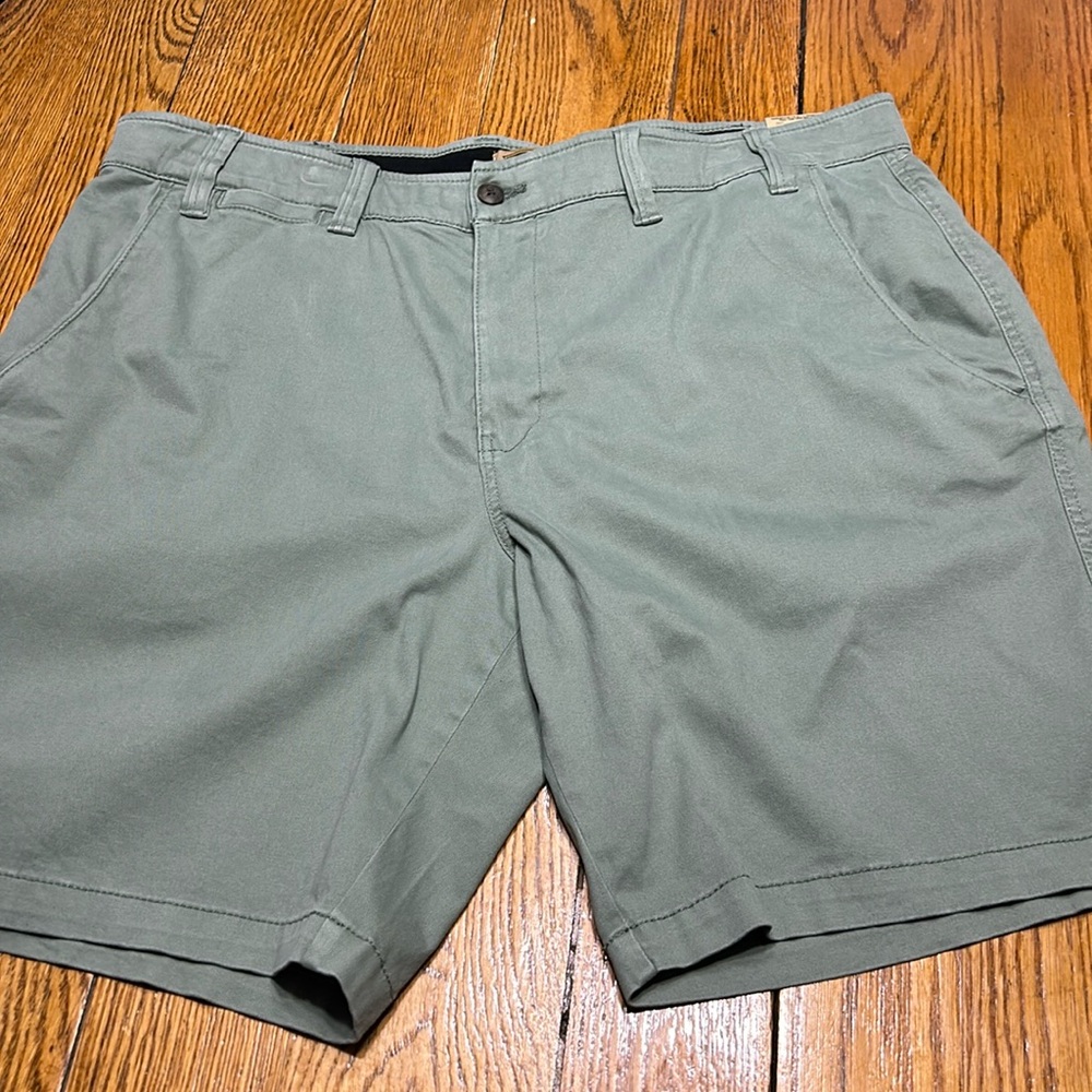 Foundry Everyday Casual style flat front Men’s shorts. Size 46. NWT. Stains.